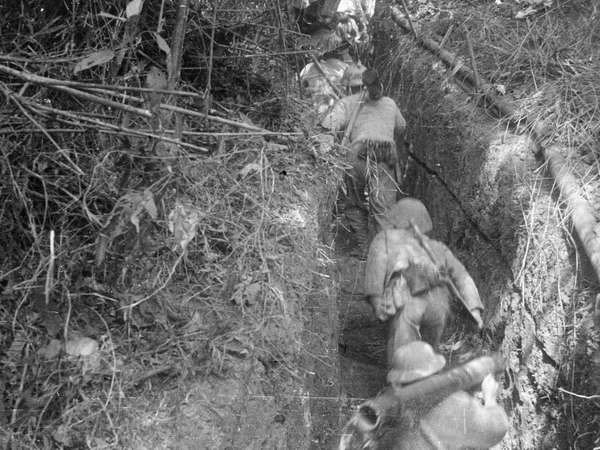 งานนิทรรศการภาพถ่ายเดียนเบียนในอดีตและปัจจุบันและภาพถ่ายเกี่ยวกับพลเอก หวอเงียนยาป